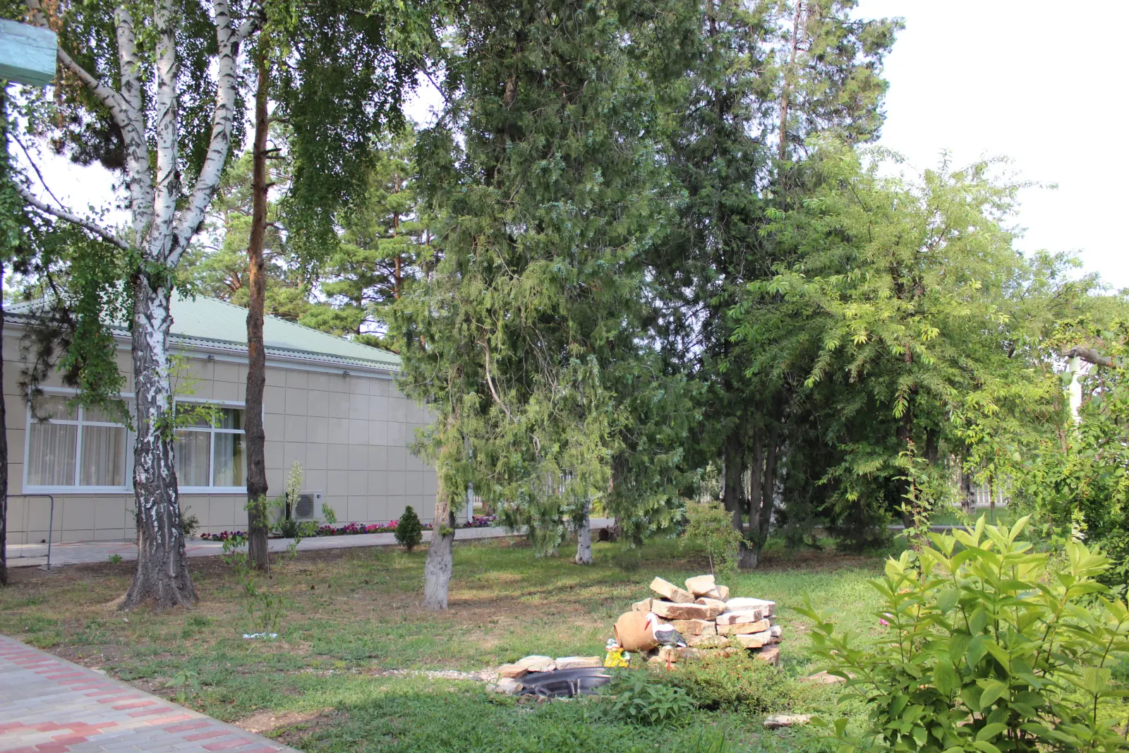 Вид парка гостинично-банкетного комплекса