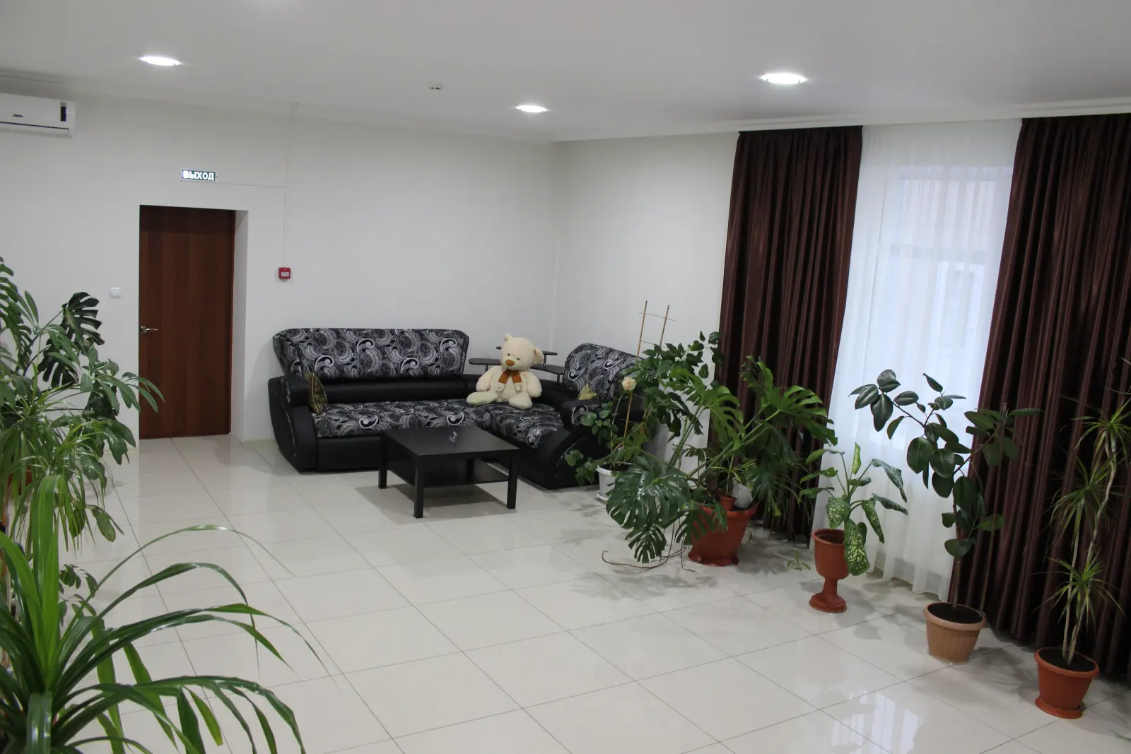 Фойе гостиницы, второй ракурс